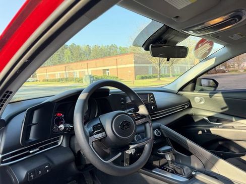 Used 2022 Hyundai Elantra SE image 11