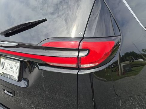 Used 2024 Chrysler Pacifica Touring-L FWD image 14
