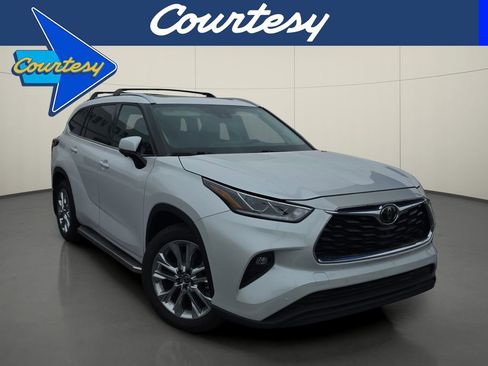 Used 2023 Toyota Highlander Limited image 1