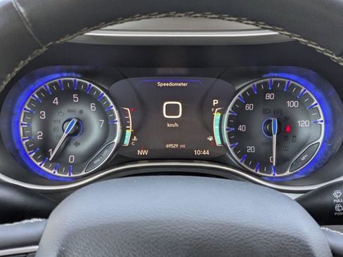 Used 2023 Chrysler Pacifica Touring-L FWD image 3