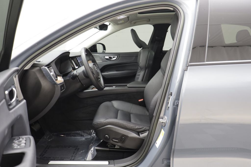 Used 2023 Volvo XC60 B5 Plus w/ Protection Package Premier AWD/4WD image 5