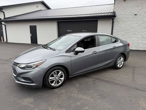 Used 2018 Chevrolet Cruze LT w/ Convenience Package image 2