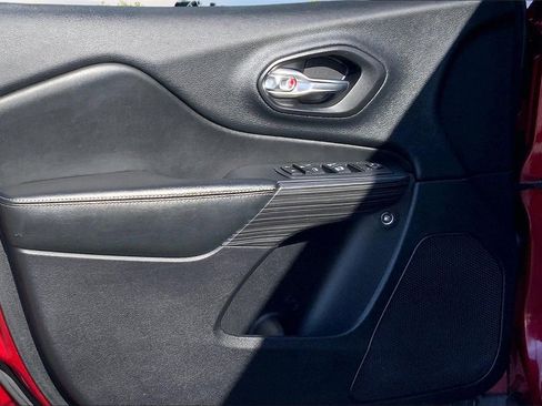 Used 2017 Jeep Cherokee Limited image 19