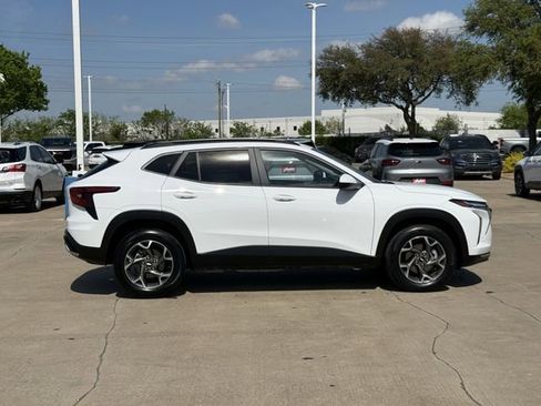 Used 2025 Chevrolet Trax LT image 3