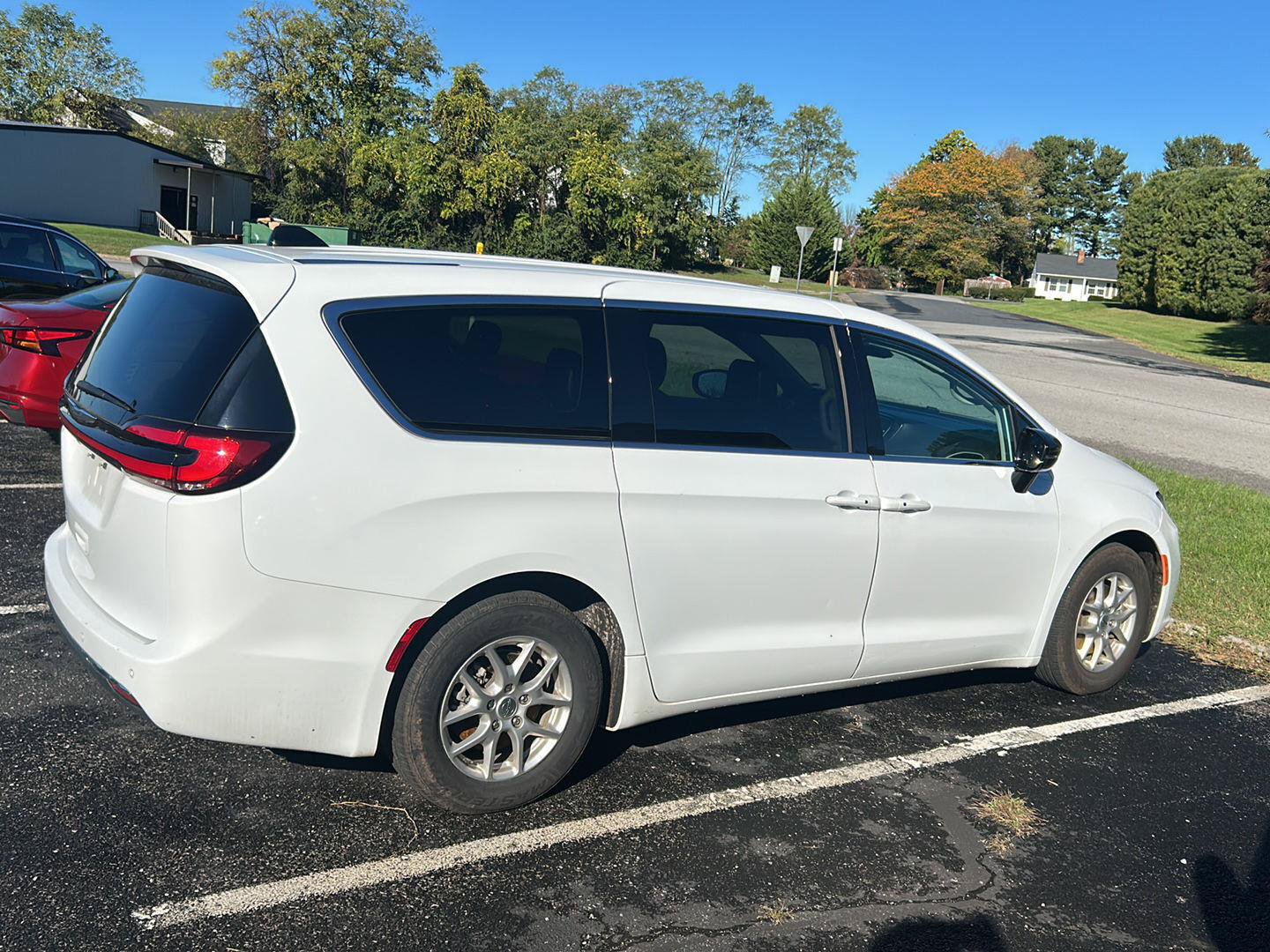 Used 2024 Chrysler Pacifica Touring-L FWD image 7