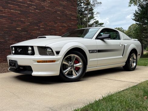 Used 2009 Ford Mustang GT image 2