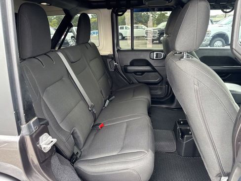 Used 2020 Jeep Wrangler Unlimited Sahara image 17