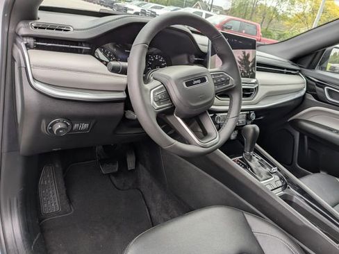 Used 2025 Jeep Compass Limited AWD/4WD image 2