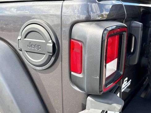 Used 2021 Jeep Wrangler Unlimited Sport image 23