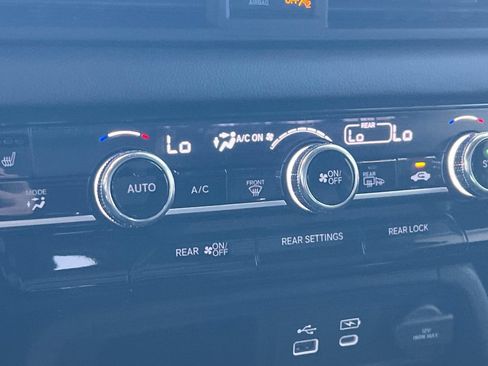 Used 2025 Honda Pilot Touring image 18