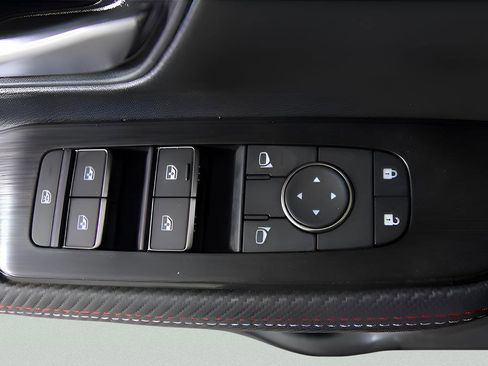 Used 2025 Nissan Kicks SR w/ Illumination Package image 10