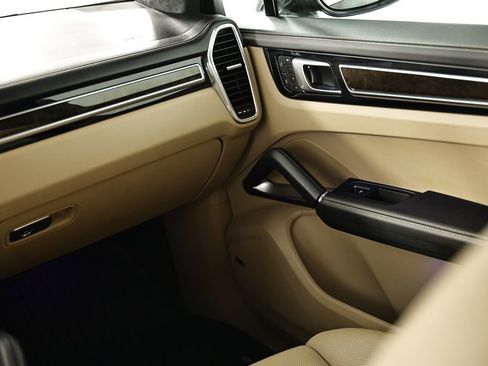 Certified 2022 Porsche Cayenne Turbo AWD/4WD image 30