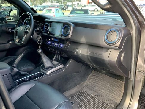 Used 2022 Toyota Tacoma TRD Sport w/ TRD Premium Sport Package AWD/4WD image 17