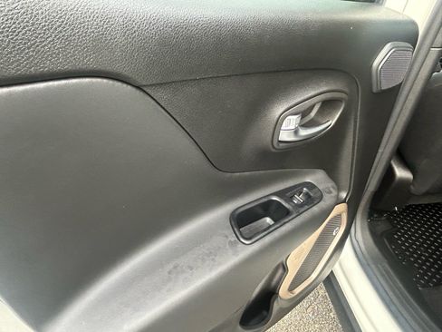 Used 2016 Jeep Renegade 75th Anniversary image 4