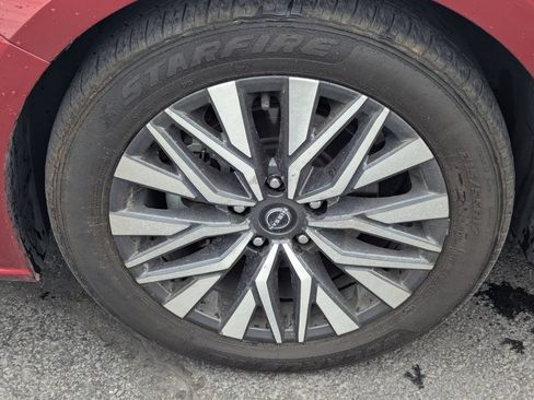 Used 2025 Nissan Altima 2.5 SV FWD image 13