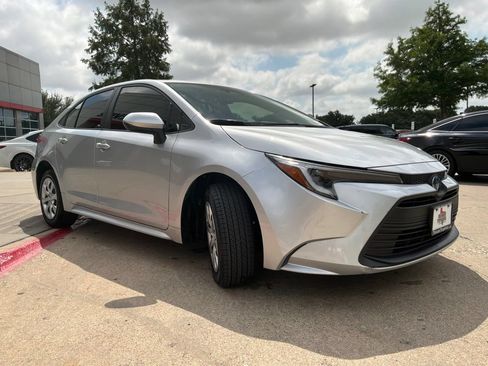 Used 2025 Toyota Corolla LE FWD image 4