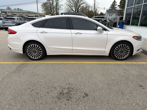 Used 2017 Ford Fusion SE w/ Fusion SE Technology Package image 2