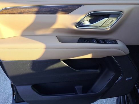 Used 2024 Chevrolet Suburban Premier image 15