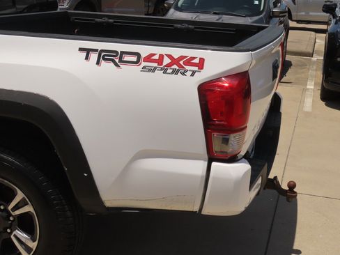 Used 2017 Toyota Tacoma TRD Sport AWD/4WD image 15