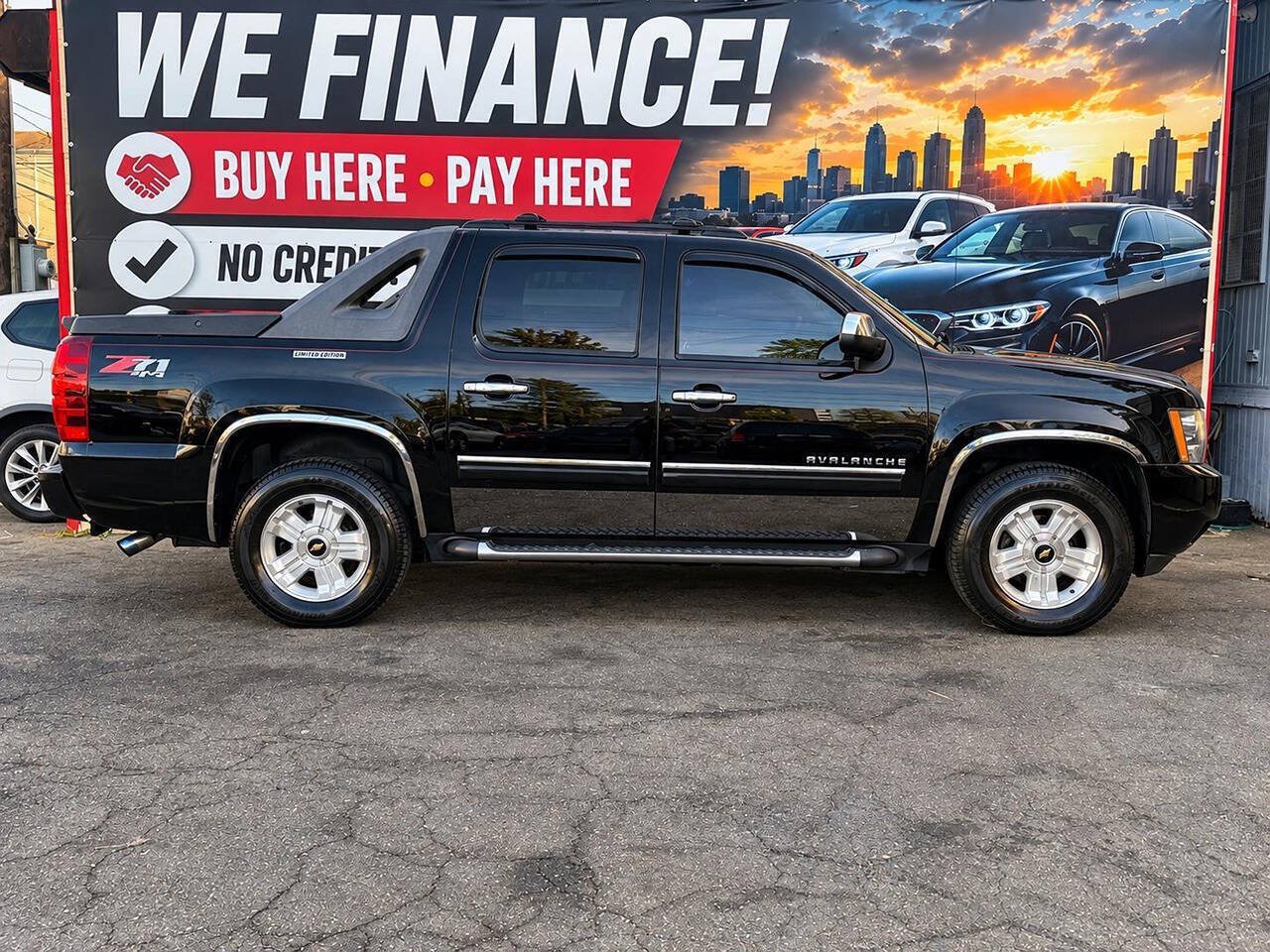 Used 2012 Chevrolet Avalanche LT w/ Suspension Package, Off-Road AWD/4WD image 4