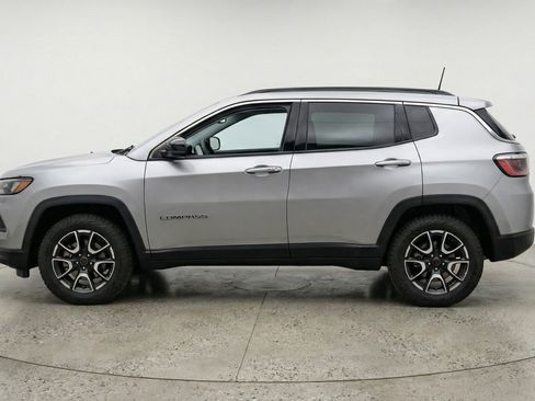 Used 2025 Jeep Compass Trailhawk AWD/4WD image 5