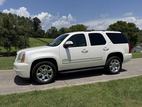 Used 2011 GMC Yukon SLT RWD image 2