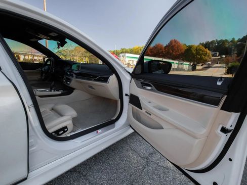 Used 2018 BMW 750i image 28
