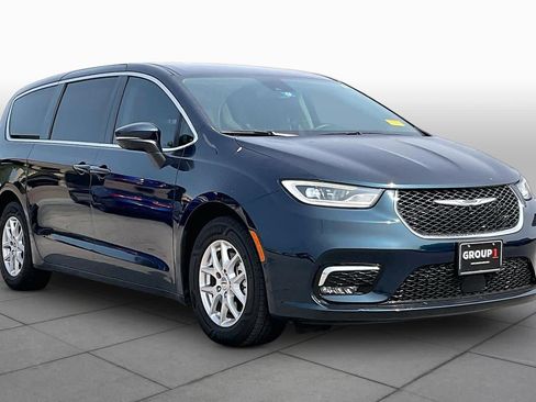 Used 2023 Chrysler Pacifica Touring-L FWD image 3
