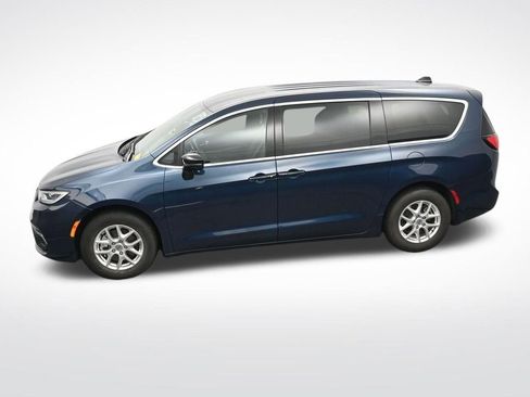 Used 2025 Chrysler Pacifica Select FWD image 29
