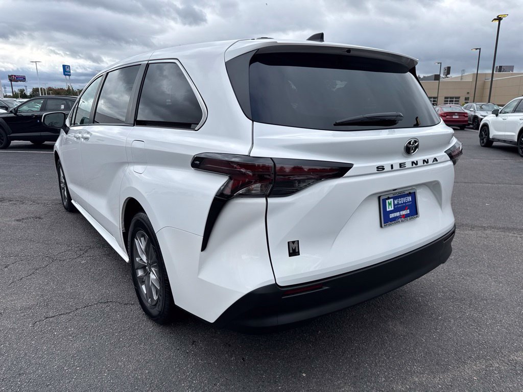 Used 2026 Toyota Sienna LE FWD image 4