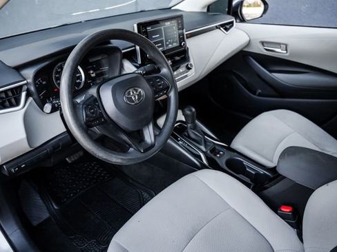 Used 2020 Toyota Corolla LE image 2