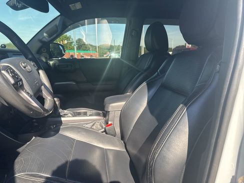 Used 2019 Toyota Tacoma TRD Off-Road AWD/4WD image 8