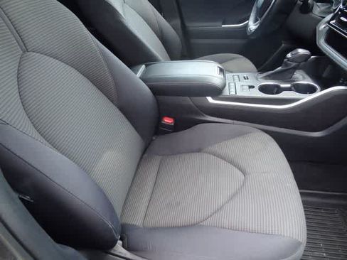 Used 2022 Toyota Highlander LE AWD/4WD image 14