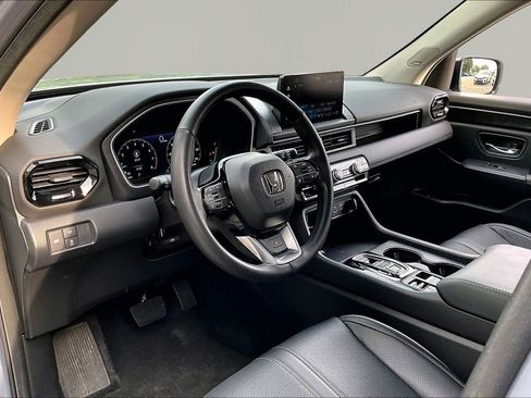 Used 2025 Honda Pilot Elite image 12