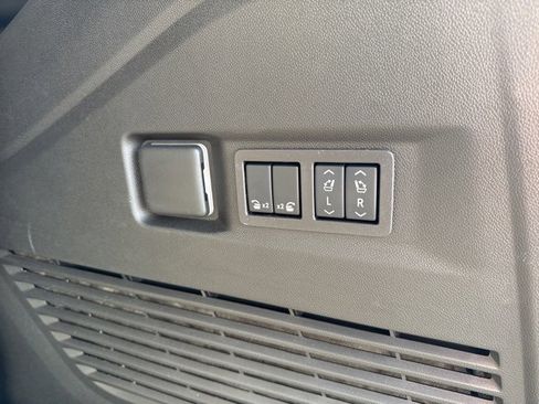 Used 2025 Chevrolet Tahoe High Country image 12