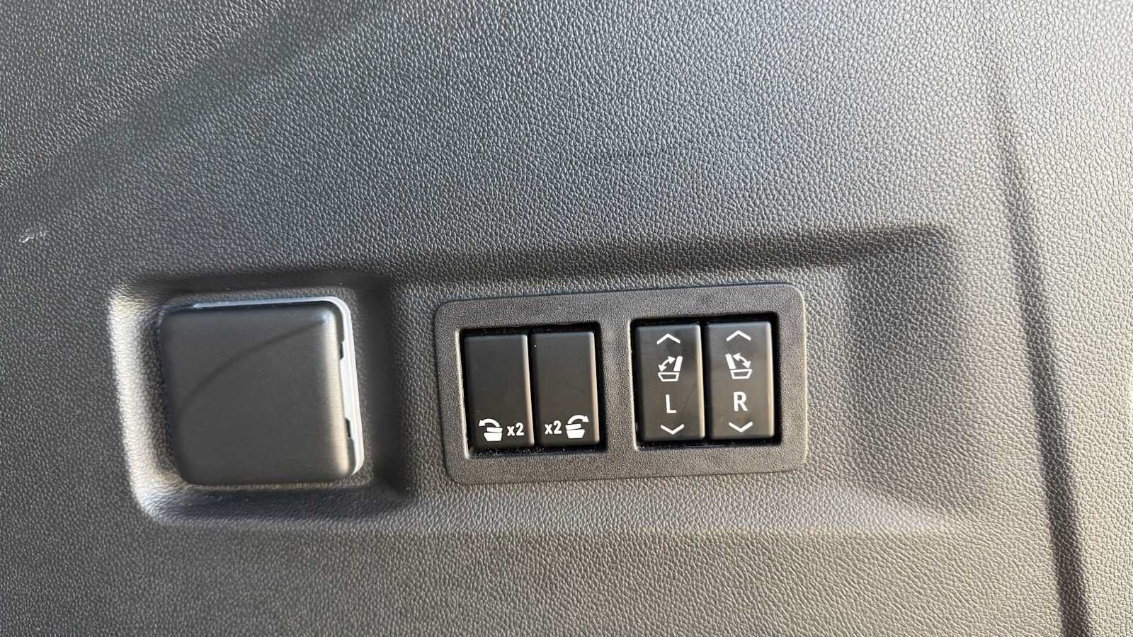 Used 2024 GMC Yukon Denali AWD/4WD image 30