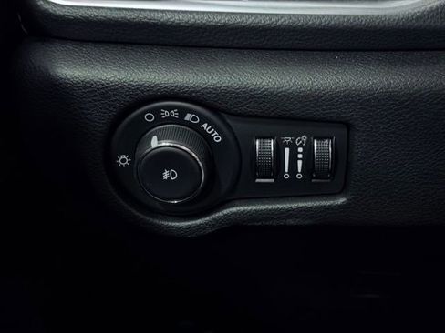 Used 2025 Chrysler Pacifica Limited FWD image 39