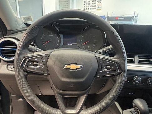 Used 2025 Chevrolet Trax LS w/ LS Convenience Package FWD image 19