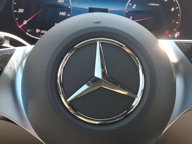 Used 2025 Mercedes-Benz GLC 300 4MATIC image 17