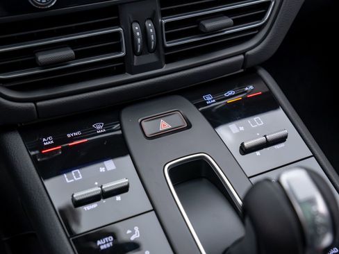 Used 2025 Porsche Macan image 26