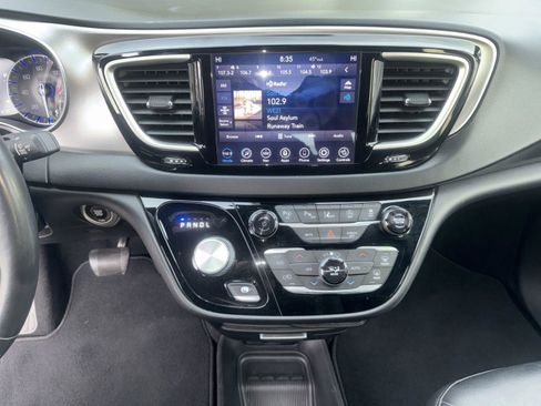 Used 2020 Chrysler Pacifica Touring-L image 15