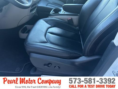 Used 2024 Chrysler Pacifica Touring-L FWD image 10