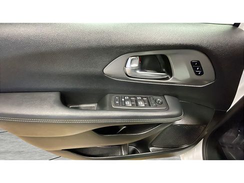 Used 2025 Chrysler Pacifica Select image 10
