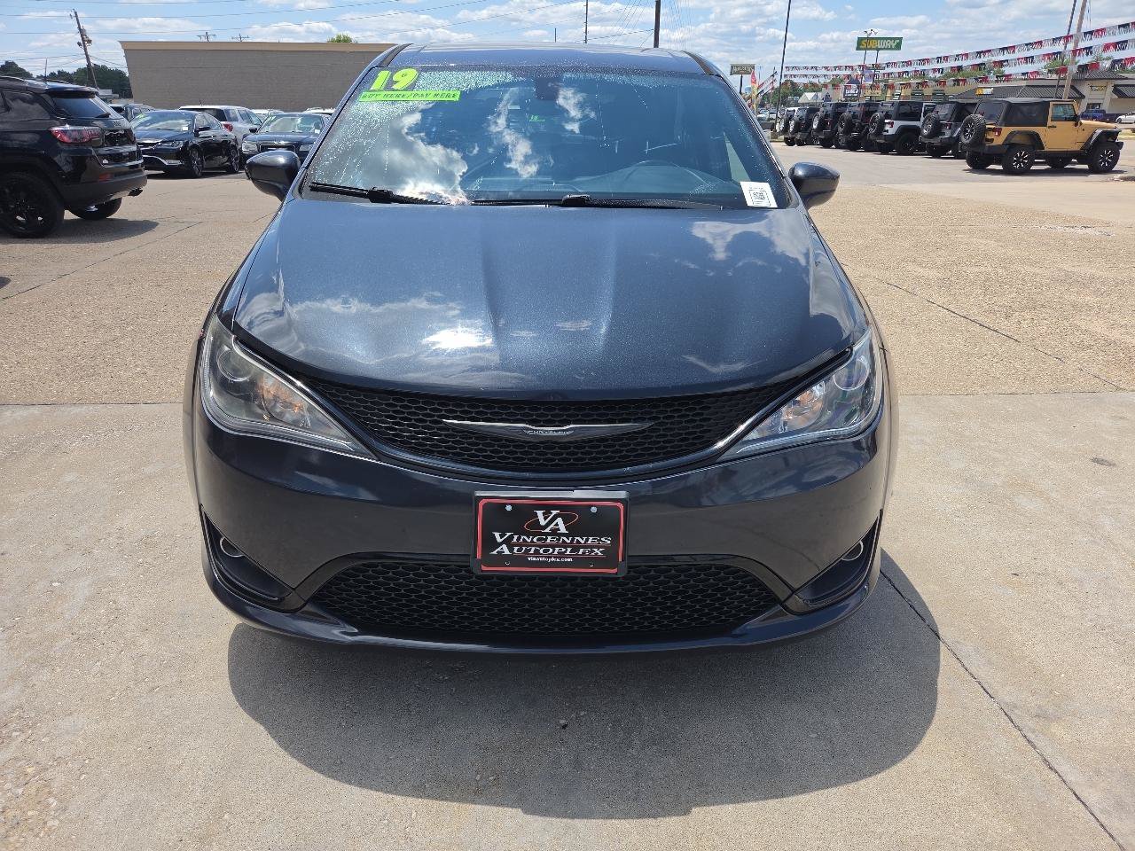 Used 2019 Chrysler Pacifica Touring Plus w/ S Appearance Package FWD image 3