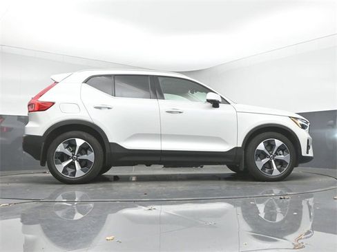 Used 2023 Volvo XC40 B4 Plus w/ Protection Package Premier image 16