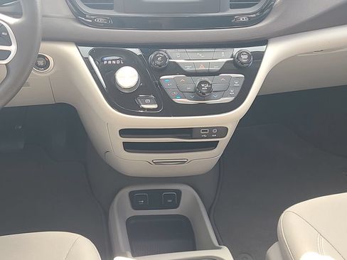 Used 2017 Chrysler Pacifica Touring w/ Tire & Wheel Group FWD image 15