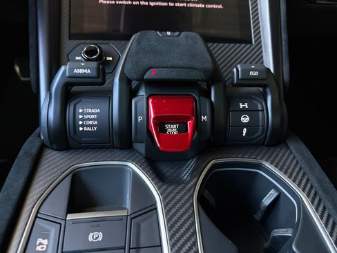 Used 2023 Lamborghini Urus Performante AWD/4WD image 40