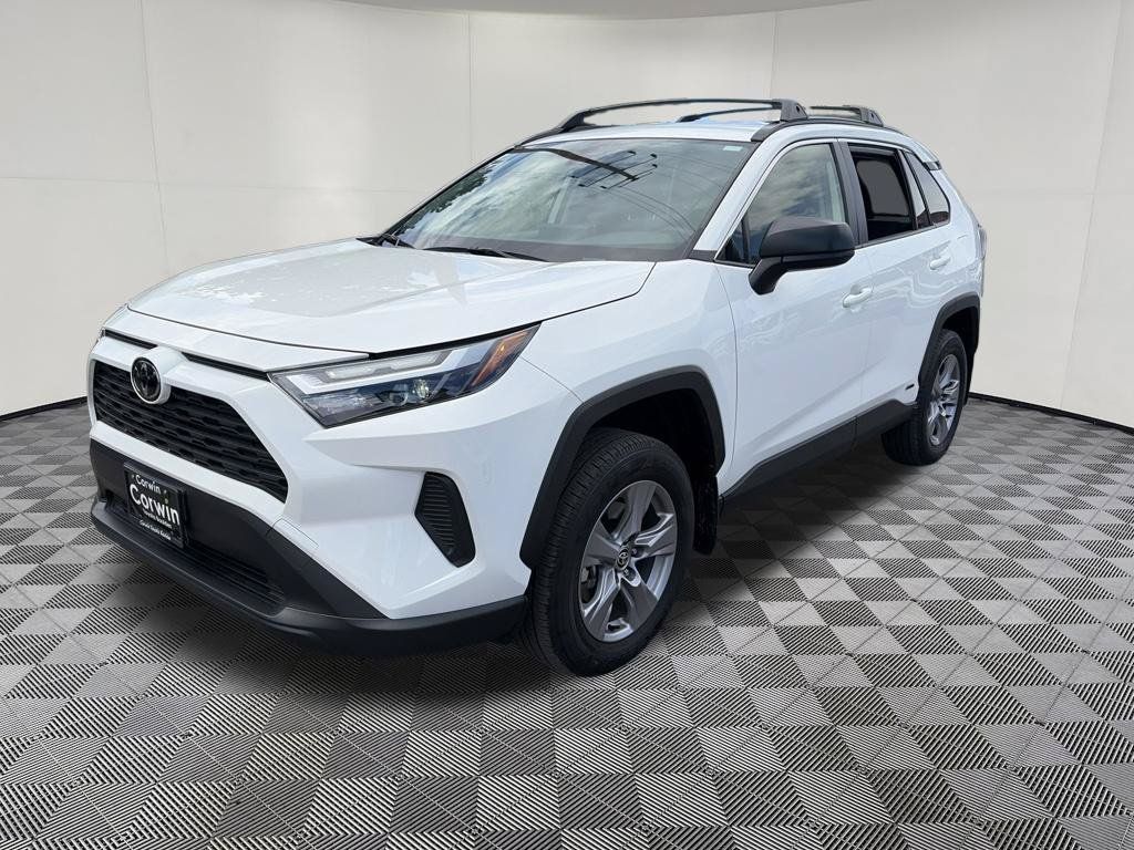 Used 2025 Toyota RAV4 LE AWD/4WD image 4