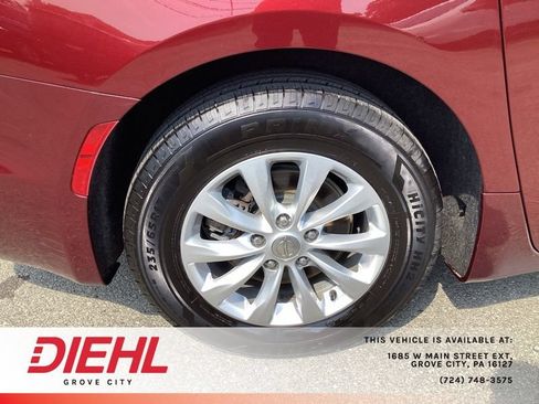 Used 2019 Chrysler Pacifica Touring Plus w/ Cold Weather Group FWD image 9
