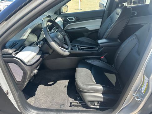 Used 2025 Jeep Compass Limited image 27